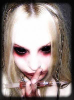 femme--goth--seringue--